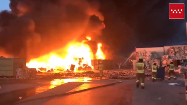 Espectacular incendio de una planta de reciclaje en Alcorcón, Madrid