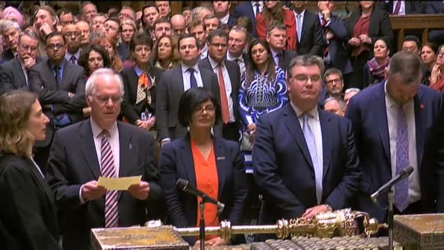 El Parlamento británico rechaza el acuerdo de May y asume el control del Brexit