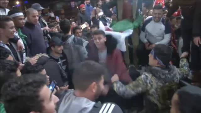 Multitudinarias concentraciones en Argelia para festejar la renuncia de Buteflika a su reelección