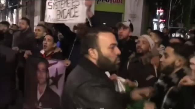 Los argelinos celebran en las calles la renuncia de Buteflika a la reelección