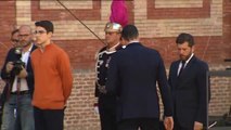 Pedro Sánchez realiza una ofrenda floral por las víctimas del 11M en la plaza Daoiz y Velarde