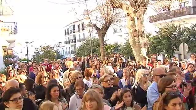 Concentración en Estepona en repulsa por la muerte de una mujer, presuntamente a manos de su marido