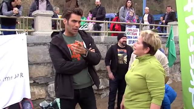 Decenas de personas se reúnen en la playa de Getxo para recoger plásticos