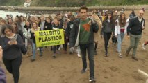 Cientos de personas se unen a Kortajarena para recoger plásticos