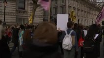 Derraman cubos de sangre falsa en Downing Street para protestar por el cambio climático
