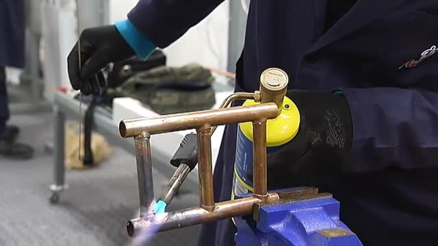 Inmigrantes de distintos países aprenden oficios para llevar una vida digna en España