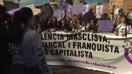 Tải video: Miles de estudiantes llenan el centro de Barcelona