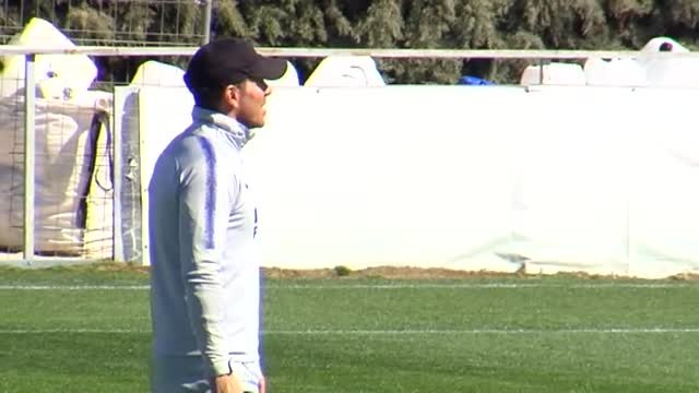 Godín se retira del entrenamiento del Atlético por un golpe