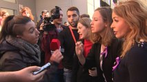 Media docena de feministas protestan ante la sede de Ciudadanos