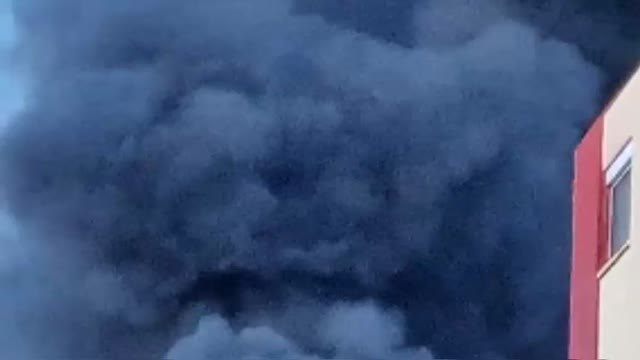 Un aparatoso incendio calcina un puesto de churros en Puerto Real