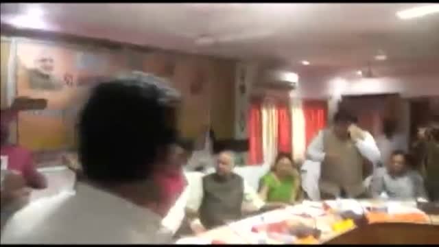 La falta de acuerdo termina en una pelea a 'zapatillazos' entre dos legisladores indios