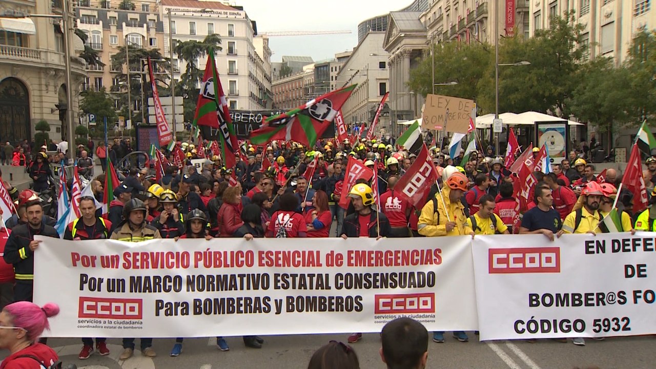 Bomberos se manifiestan por unas mejora de las condiciones laborales