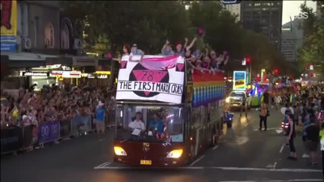 Miles de personas celebran el Mardi Grass en las calles de Sydney