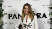 La actriz española presenta su debut como cantautora en la nueva boutique de Pandora