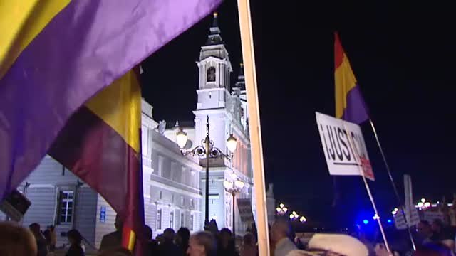Centenares de personas reclaman en Madrid que los restos de Franco no terminen en la Almudena