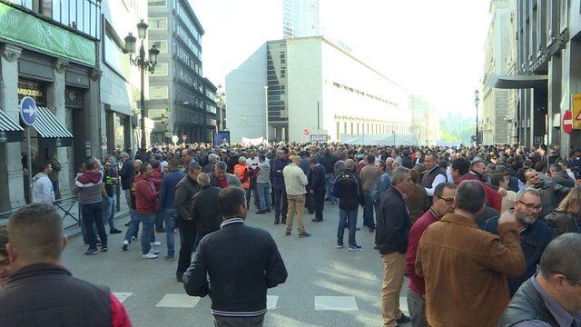 Taxistas se concentran en la puerta de Fomento