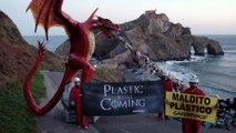 Greenpeace instala un dragón para denunciar los vertidos de plástico al mar