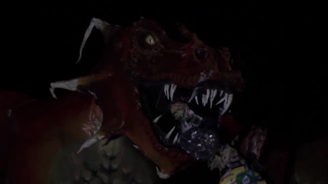 Greenpeace instala un dragón gigante que escupe basura en San Juan de Gaztelugatxe, escenario de Juego de Tronos