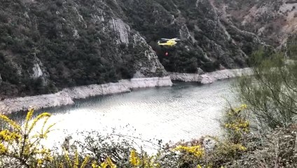 Helicóptero extinguiendo el incendio de Gijón