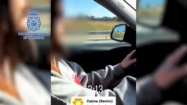 Una menor conduce a más de 220 km/h mientras es grabada por su acompañante