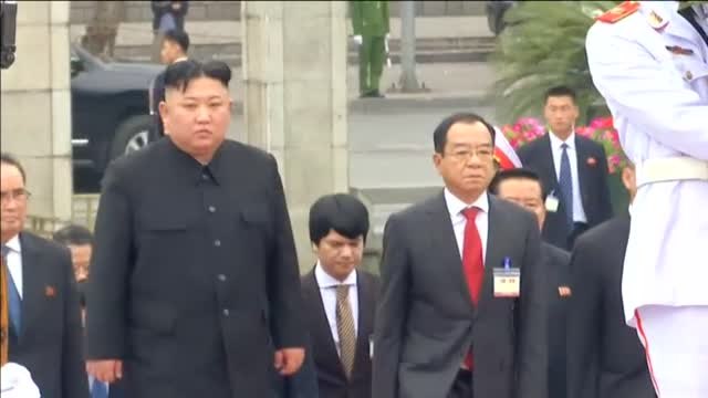 Kim Jong-Un rinde homenaje en Hanoi al ex líder de Vietnam Ho Chi Minh