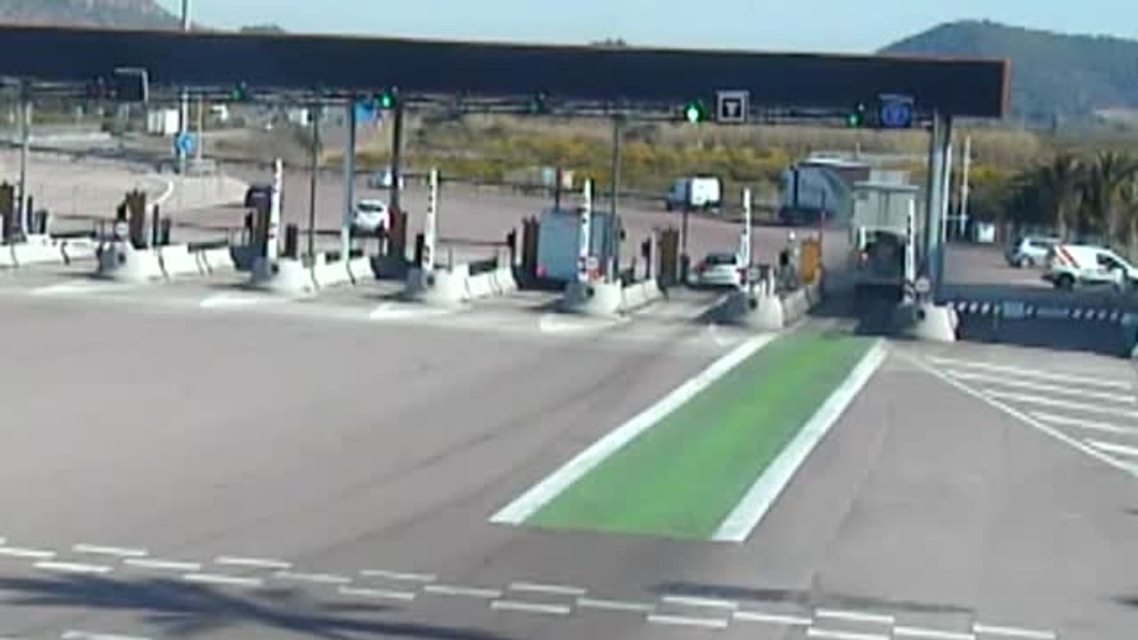 Espectacular accidente de tráfico al empotrarse contra un camión una autocaravana