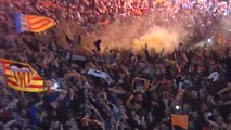 Los jugadores del Valencia se vuelcan en la celebración con su afición