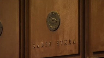 Ikurriña a media asta y con crespón negro en Sabin Etxea en Bilbao por la muerte de Arzalluz