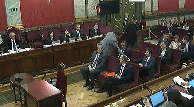 Rufián saluda a todos los acusados menos a Santi Vila