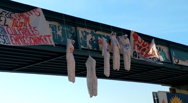 Muñecos de líderes políticos aparecen en un puente de Lleida