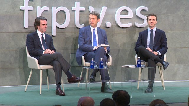Casado acompaña a Aznar en la presentación de su libro