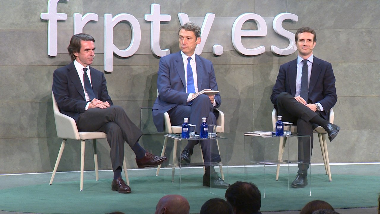 Casado acompaña a Aznar en la presentación de su libro