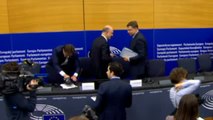 Un eurodiputado de la Liga Norte pisotea los papeles de Moscovici