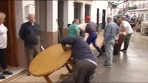 Los pueblos afectados por las lluvias en Málaga limpian sin cesar el barro con la ayuda de voluntarios