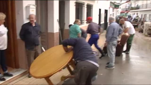 Los pueblos afectados por las lluvias en Málaga limpian sin cesar el barro con la ayuda de voluntarios