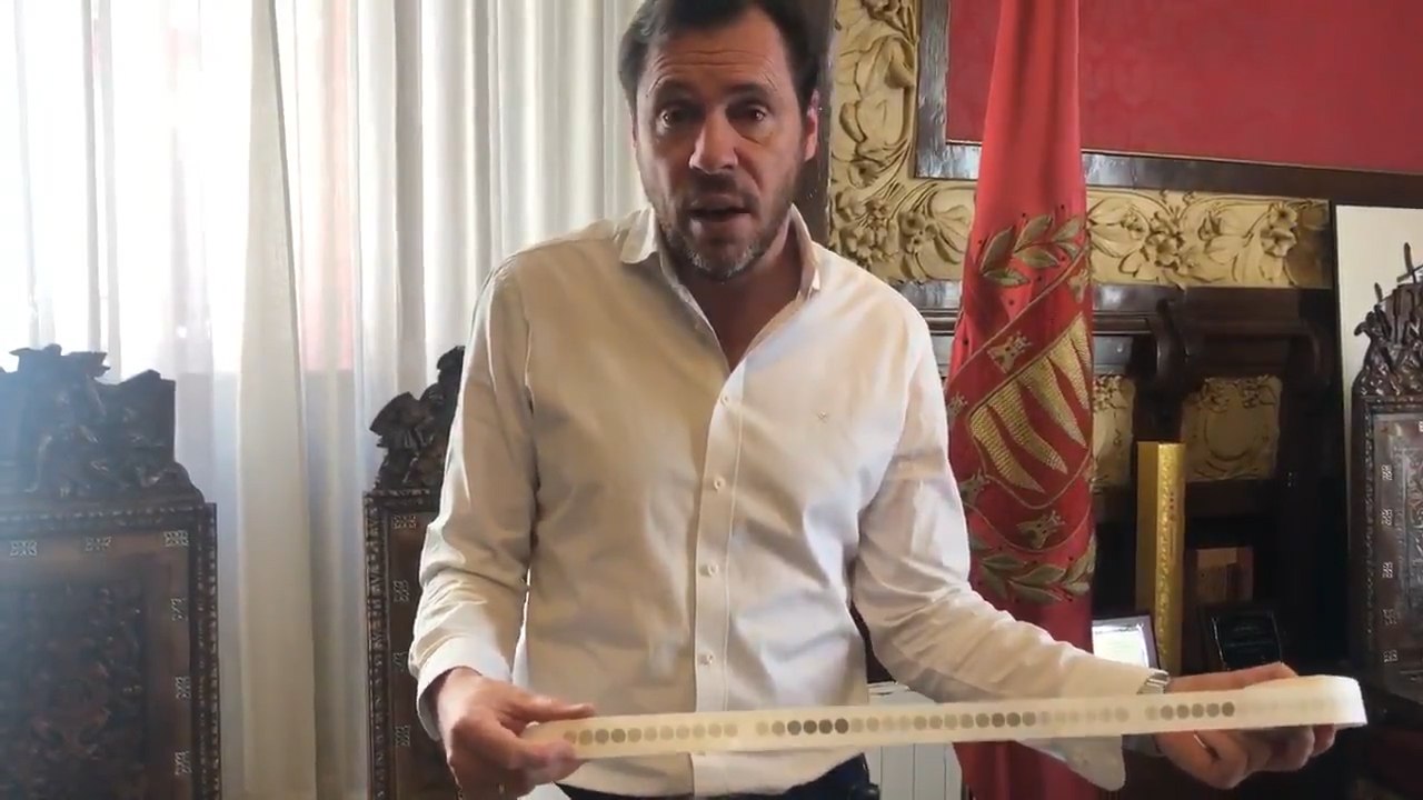 El alcalde de Valladolid muestra filtros medidores de partículas en un vídeo