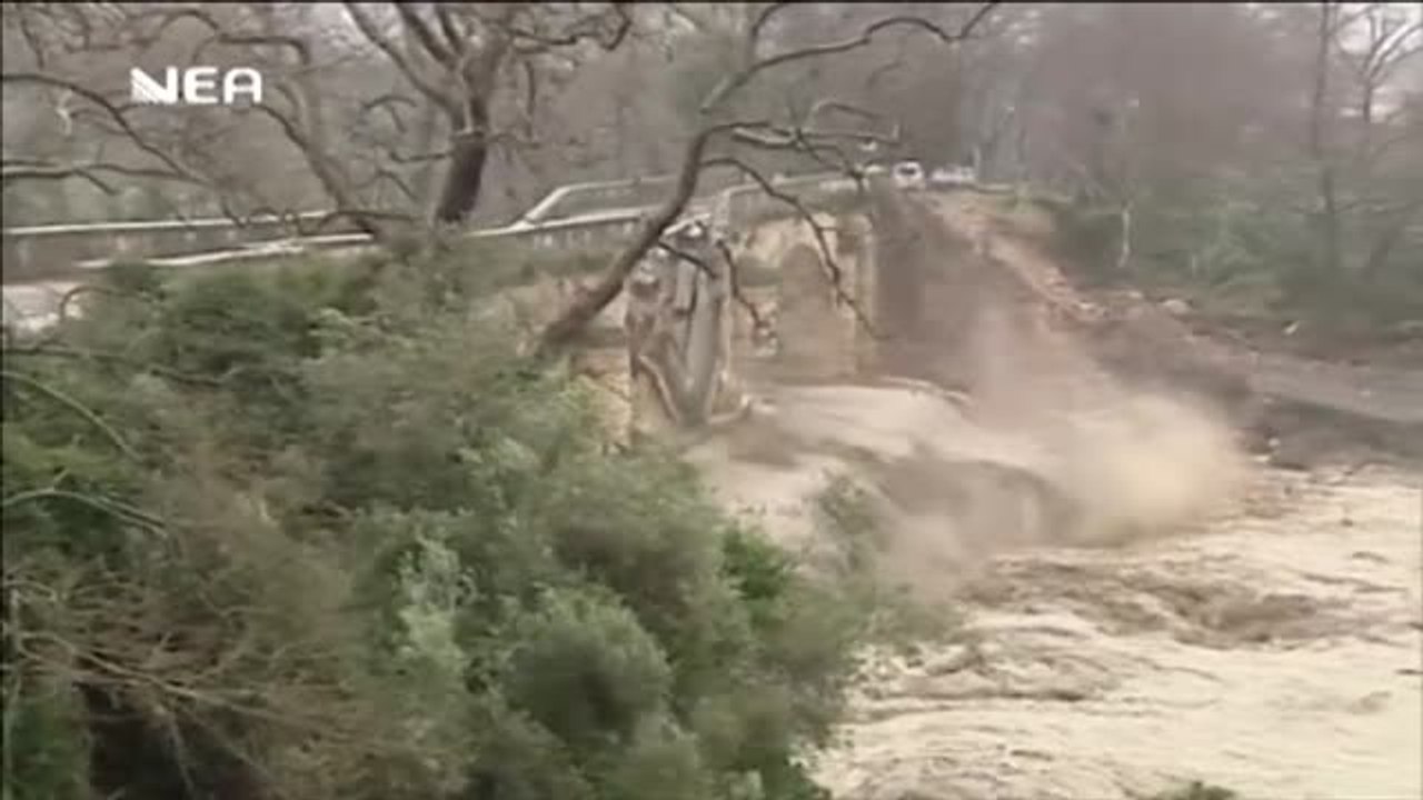 El impresionante derrumbe de un puente centenario en Creta a causa de las riadas