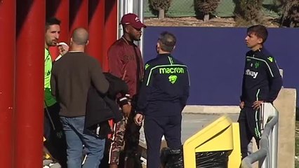Doukouré recibe el ánimo de sus compañeros tras su lesión