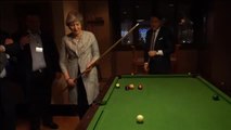 Theresa May alivia las tensiones del Brexit jugando al billar con el primer ministro italiano