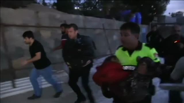Dramáticas imágenes del rescate de un grupo de migrantes en aguas turcas