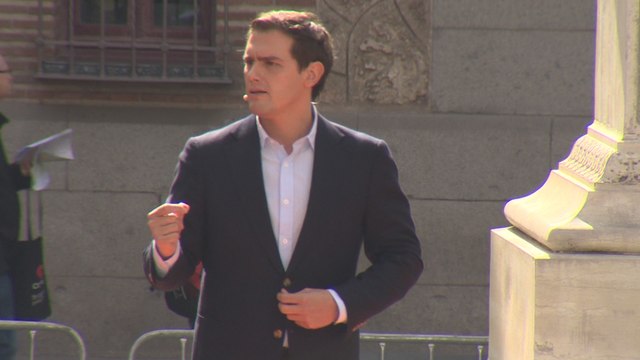 Albert Rivera halaga a Inés Arrimadas en el mítin de Madrid