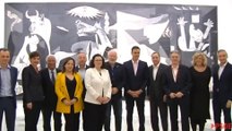 Líderes socialistas europeos posan ante el cuadro del Guernica