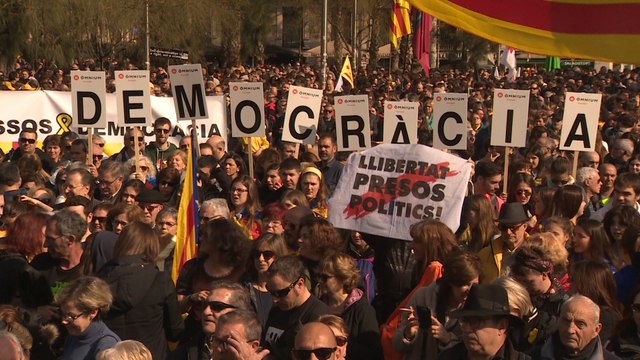 Unas mil personas se concentran a favor de los presos del 'procés'