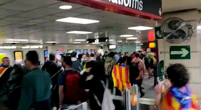 Los CDR ocupan las vías de la estación de tren de plaça Catalunya