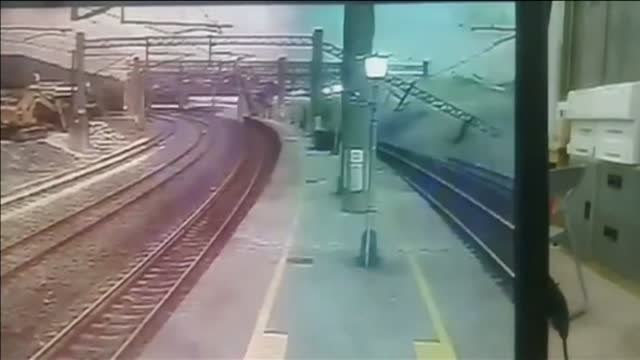 Momento del accidente de tren de Taiwan con al menos 18 muertos