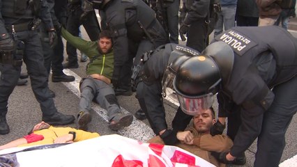 Download Video: Mossos desalojan a los CDR que cortan la Gran Via de Barcelona