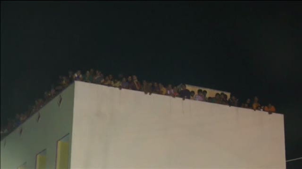 Caminar descalzos por las brasas para que se cumpla un deseo o para recibir una bendición