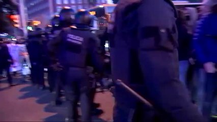 Download Video: Los Mossos desalojan a los manifestantes que cortaban la Diagonal en Barcelona