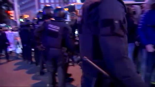 Los Mossos desalojan a los manifestantes que cortaban la Diagonal en Barcelona