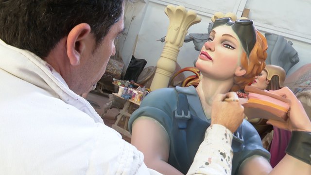 Los artistas falleros dan el toque final a sus creaciones